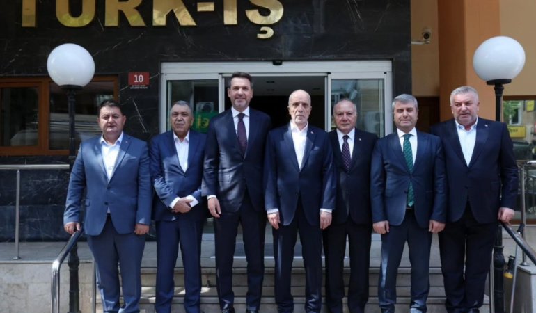 Bakan Bayraktar, Türk-İş Genel Başkanı Atalay ile bir araya geldi