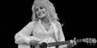 Dolly-Parton-yasamini-yitirdi-ABD039de-bayraklar-bir-hafta-yariya-indirilecek-featured