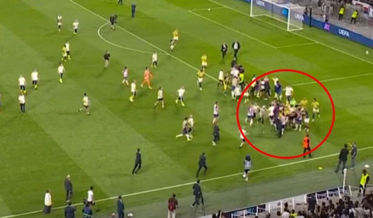 Fenerbahçe-Lyon maçı bitti, saha karıştı! Guendouzi'ye saldırı girişimi