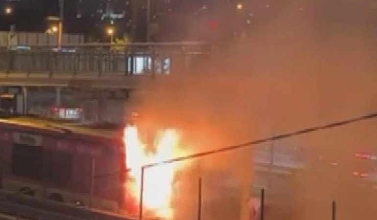 İstanbul'da seyir halindeki metrobüs alev topuna döndü