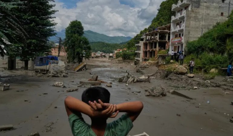 Nepal'deki selde ölü sayısı 900'ü kayıplar 4 bini geçti