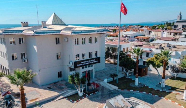 Seferihisar'ın tutuklu Belediye Başkanı'nın makam sürücüsü gözaltına alındı