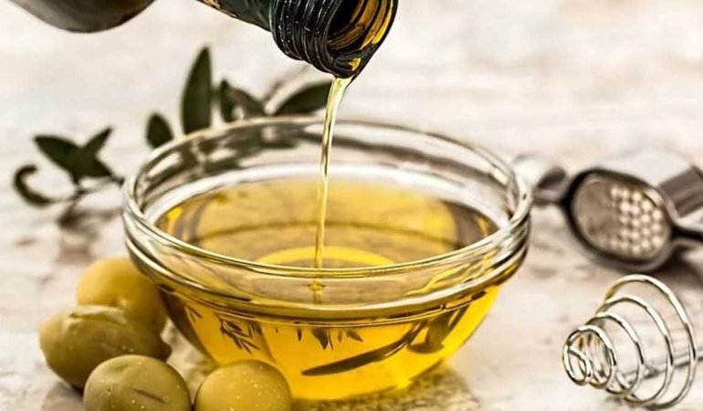 Yeni hasat sezonuna stokla giren zeytin üreticisi: Zeytin dalda kalabilir