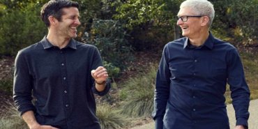 Appleda-15-yillik-donem-sona-erdi-Tim-Cook-koltugunu-John-Ternusa-birakti-featured