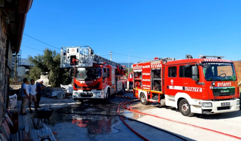 Balıkesir'deki yangında 5 iş yeri zarar gördü