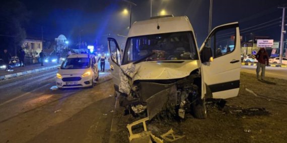Bartin039da-minibus-ile-hafif-ticari-arac-carpisti-21-yarali-featured