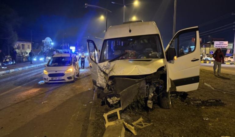 Bartın'da minibüs ile hafif ticari araç çarpıştı: 21 yaralı