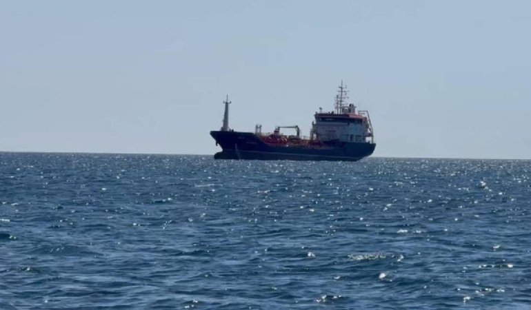 Çarpışmadan hasar almadan kurtulan ALSU isimli ticari gemi Silivri açıklarına çekildi