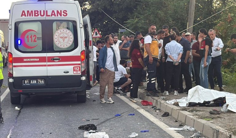 Düzce'de tır ile tarım aracı çarpıştı: Çok sayıda ölü ve yaralı var