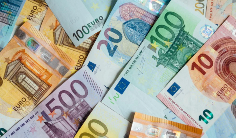 Euro, dolar karşısında eriyor! 2,5 yılın dibini gördü