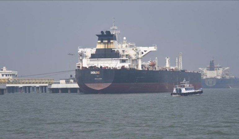 Hürmüz Boğazı'nda iki petrol tankeri vuruldu
