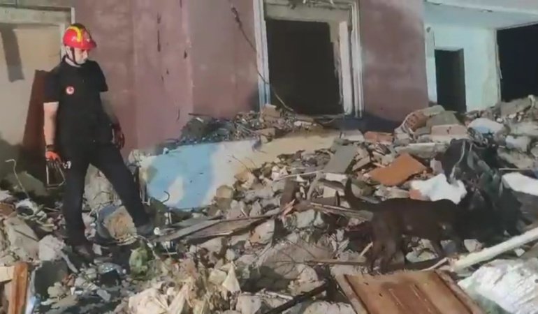 İstanbul Küçükçekmece'de bina çöktü: Yaralılar var