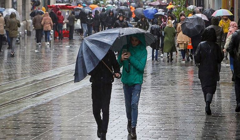 İstanbul dahil tüm Marmara'ya kuvvetli yağış uyarısı! Yarın bastıracak