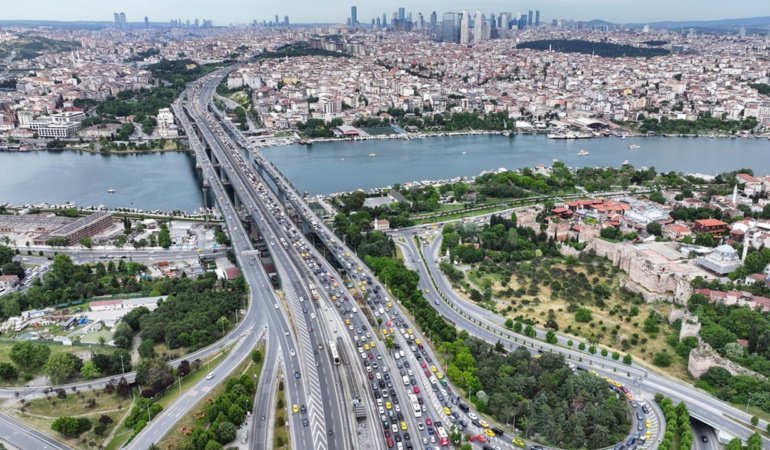 İstanbul'da sabah saatlerinde trafik yoğunluğu yüzde 70'e ulaştı