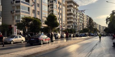 Izmir039de-bankada-rehin-krizi-Bolgeye-ozel-harekat-polisleri-sevk-edildi-featured