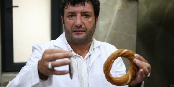 Karadenizli-firinci-hamsili-simit-yapti-039Balik-ekmek-olur-da-hamsili-simit-neden-olmasin039-featured