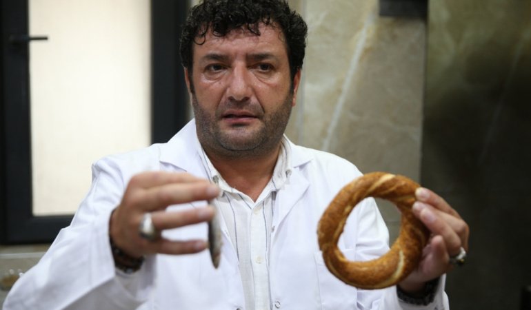 Karadenizli fırıncı hamsili simit yaptı: 'Balık ekmek olur da hamsili simit neden olmasın?'