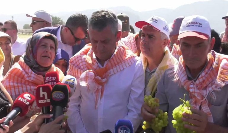 Manisa'da üzüm üreticisiyle buluşan Özel'den TMO'ya doğru fiyat çağrısı