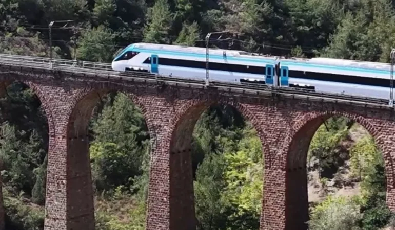 Milli Hızlı Tren’de seri üretim başladı! Bakan Uraloğlu: Toplam 14 set üretmeyi hedefliyoruz