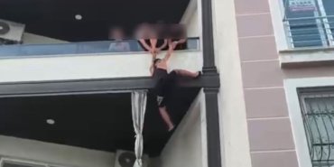 Polis-operasyonunda-balkondan-kacmaya-calisti-o-anlar-kameraya-yansidi-Video-featured