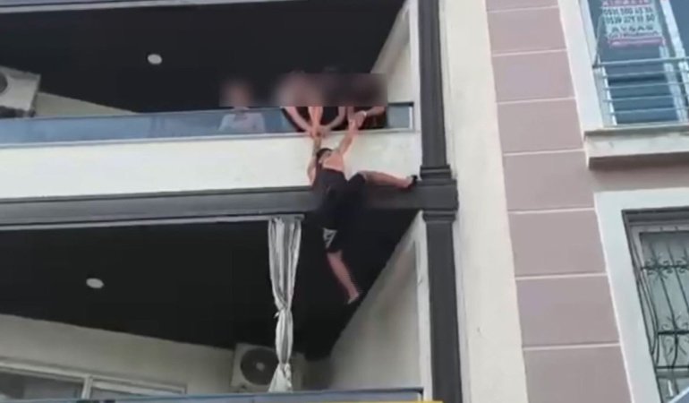 Polis operasyonunda balkondan kaçmaya çalıştı, o anlar kameraya yansıdı (Video)
