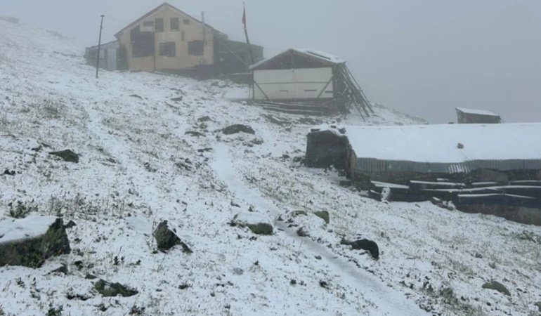 Rize’de yaylalara mevsimin ilk karı düştü
