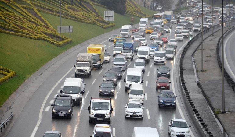 Sabah trafiğine yağmur eklendi, yoğunluk yüzde 83'e yükseldi