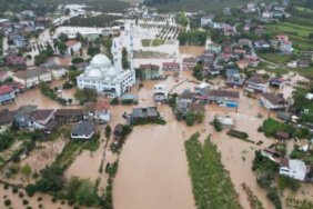 Sakarya039da-sular-yukseldi-mahalle-gole-dondu-Egitime-bir-gun-ara-verildi-featured