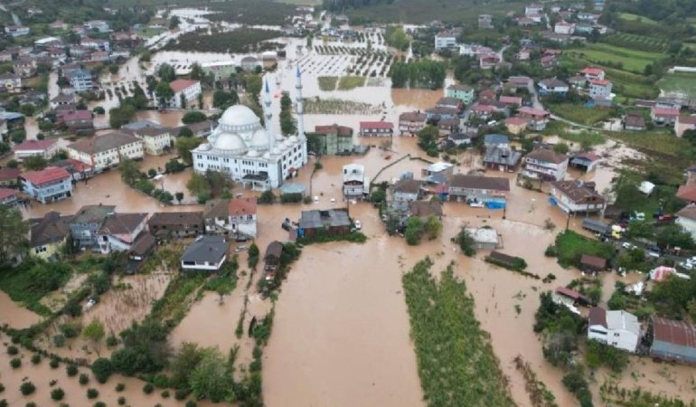 Sakarya'da sular yükseldi, mahalle göle döndü: Eğitime bir gün ara verildi