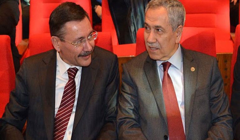Sakız çiğneyerek adliyeye gelen Melih Gökçek'e Arınç'tan tepki: Sıçrayıverdim ne demek?