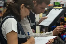 Ticaret-Bakanligi-velileri-kirtasiye-alisverisinde-uyardi-Uretici-bilgisi-kullanim-talimati-ve-yas-isareti-kontrol-edilmeli-featured