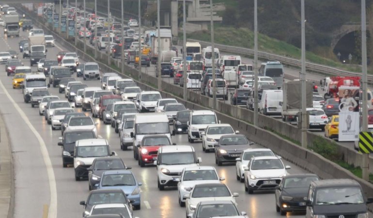 Trafikteki araç sayısı 165 bin 582 arttı