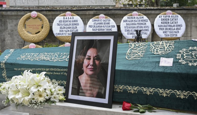 Usta oyuncu Gülsen Tuncer son yolculuğuna uğurlandı