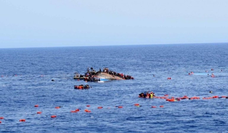 Yunanistan'da göçmenleri taşıyan tekne battı: 1 ölü, 25 kayıp
