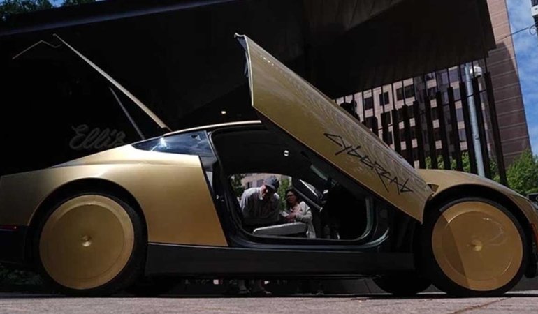 'Bizi otoparka hapsetti' Tesla'nın sürücüsüz taksisi yolcuyu esir aldı
