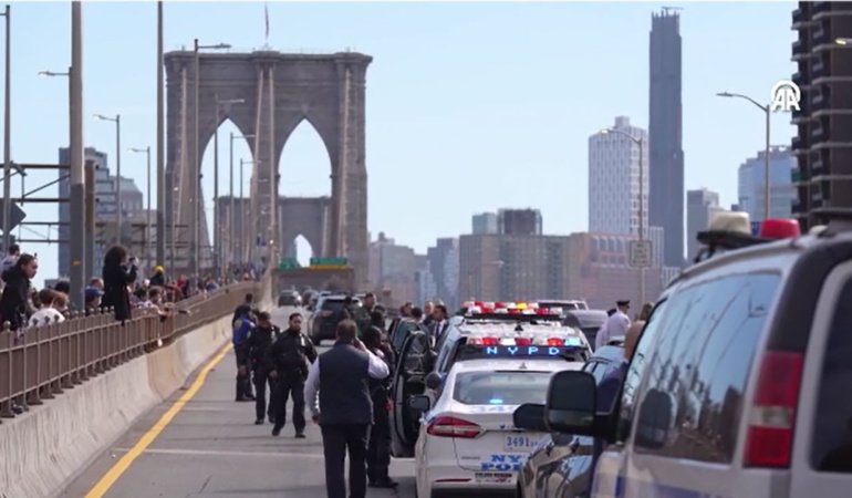 ABD'de hareketli dakikalar! ICE karşıtı göstericiler Brooklyn Köprüsü'nü kapattı