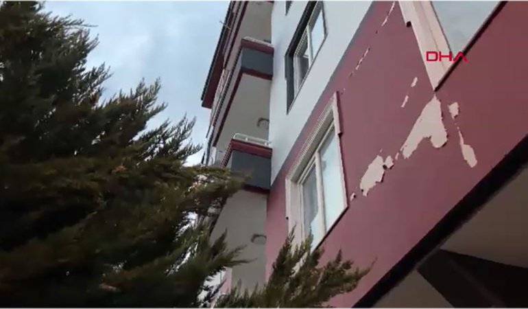 Anne baba ve 6 yaşındaki oğulları pencereden düştü; 1 ölü, 2 yaralı