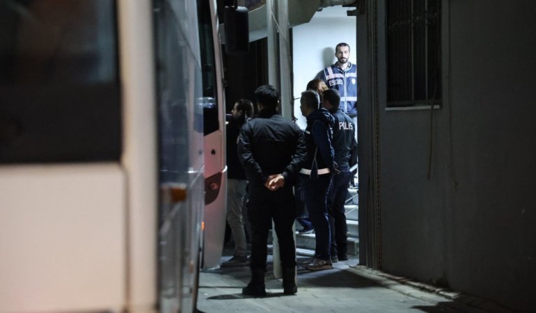 Bayraklı Belediyesi'ne yönelik operasyonda gözaltına alınan 43 şüpheli adliyede