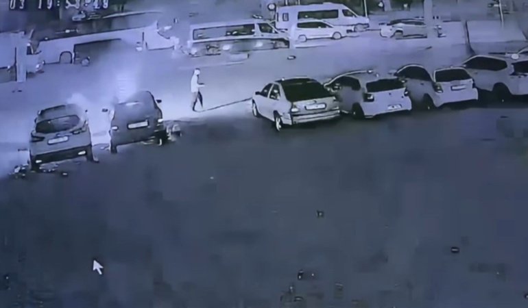 Benzin bidonuyla gelip galerideki 6 aracı yaktı! O anlar kamerada