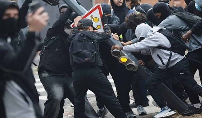 Fransa'da lise eylemlerinde hasar gören yaklaşık 500 okulda yarın eğitime ara verilecek