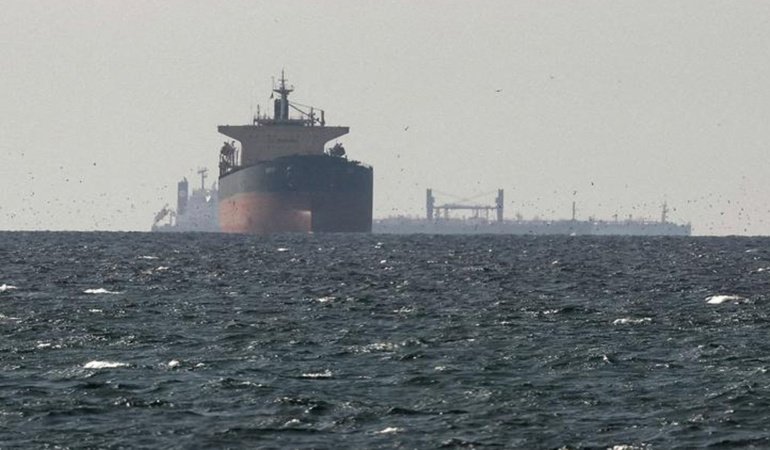 Hürmüz Boğazı'nda bir tanker kaynağı bilinmeyen mühimmatla vuruldu