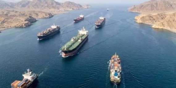 Hurmuz-Bogazi039nda-gerilim-tirmaniyor-Bir-tanker-muhimmatla-vuruldu-featured