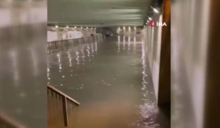 İstanbul'da sağanak yağış sonrası yollar göle döndü, araçlar mahsur kaldı (Video)