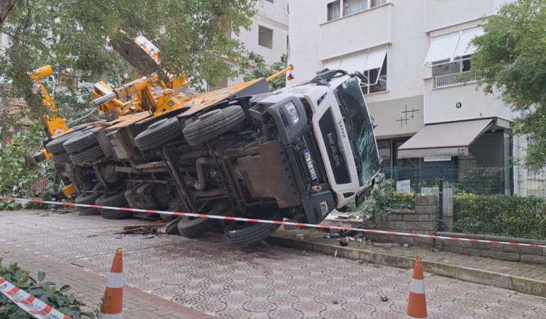 Kadıköy'de devrilen vinç 11 katlı binaya çarptı, cadde trafiğe kapatıldı