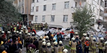 Maltepe039de-7-katli-binanin-3-kati-coktu-Bir-kisi-hayatini-kaybetti-10-kisi-kurtarildi-3-kisi-enkaz-altinda-Iste-binanin-cokme-ani-Video-featured