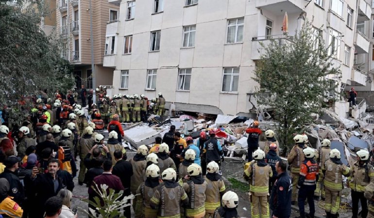 Maltepe'de 7 katlı binanın 3 katı çöktü: Bir kişi hayatını kaybetti, 10 kişi kurtarıldı, 3 kişi enkaz altında! İşte binanın çökme anı (Video)