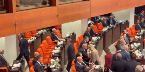 TBMM039de-yeni-yasama-yili-Erdogan-kursuye-geldi-YENI-Parti-Genel-Kurulu-terk-etti-featured