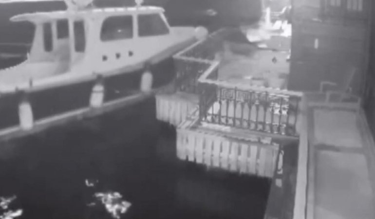 Üsküdar'da yolcu vapuru, iş insanının yalısına çarptı: İşte o anlar…