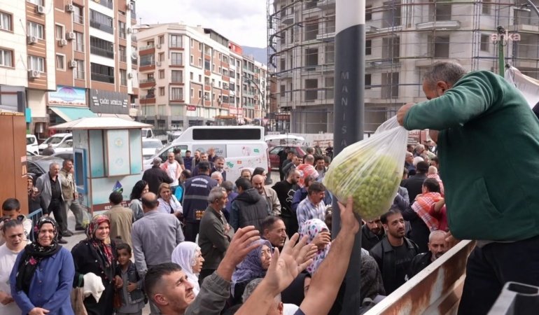 Üzüm üreticileri fiyatlara isyan etti, 1 tır ürünü halka dağıttı